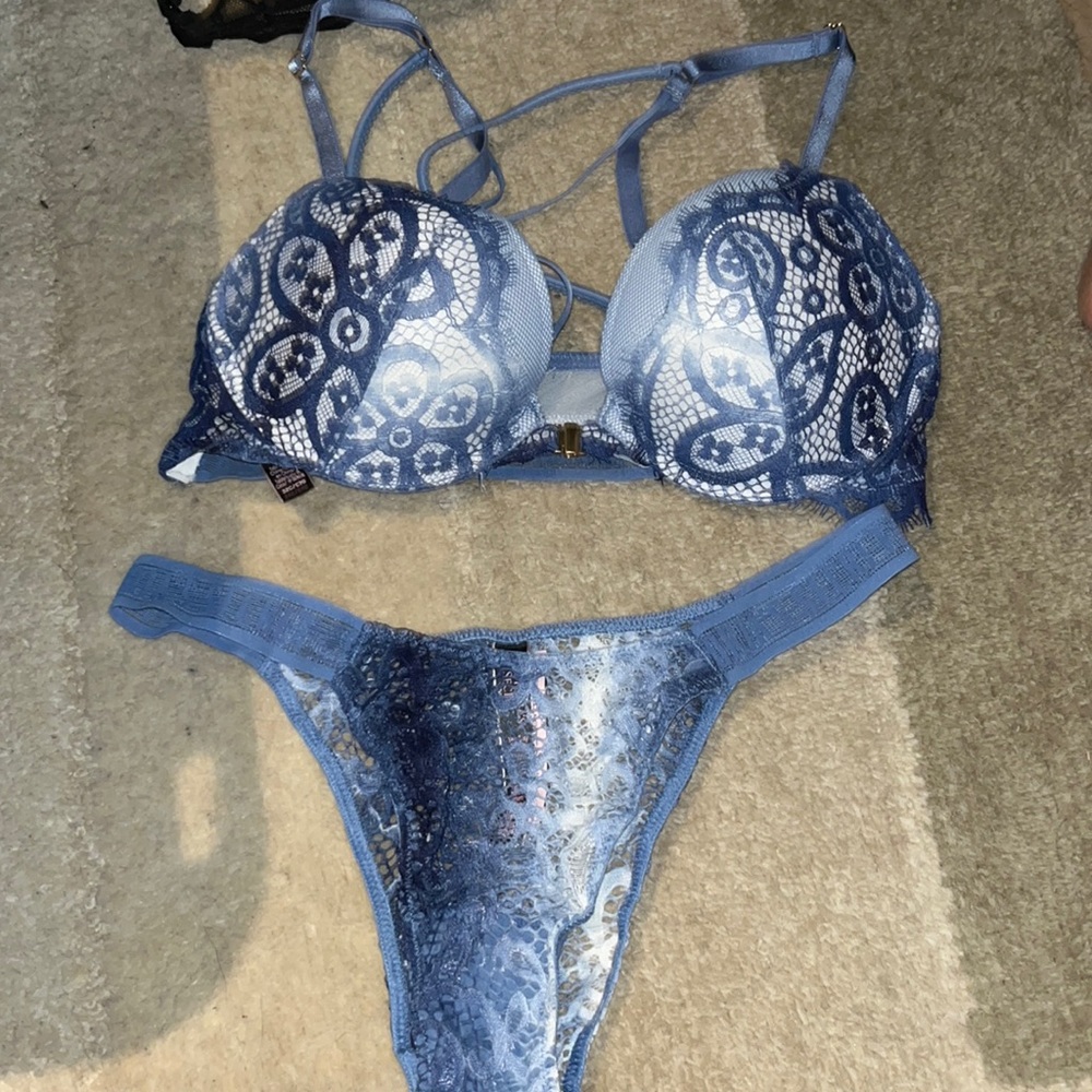 VS VERY SEXY MATCHING 32C bra and S panty